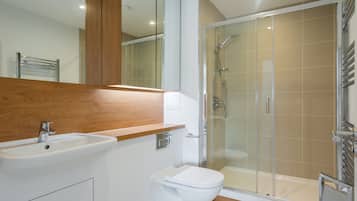 Executive Apartment | Bathroom | Free toiletries, hair dryer, towels, soap