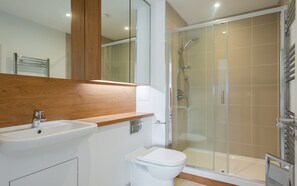 Appartement exécutif | Salle de bain | Articles de toilette (gratuits), séchoir à cheveux, serviettes fournies