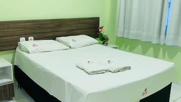 Minibar, escritorio, cortinas blackout y tabla de planchar con plancha