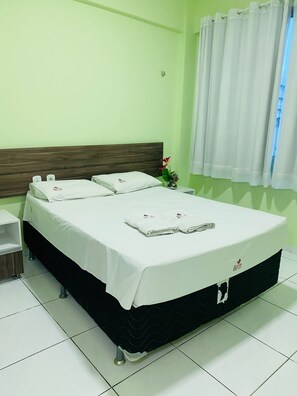 Minibar, escritorio, cortinas blackout y tabla de planchar con plancha 