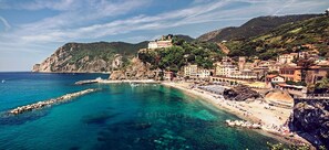 A coastal town with a clear blue sea, a rocky coastline, and buildings on the hillside. - Immersion to the green, far from the crowd but 14 km from the sea and the Cinque Terre (Carrodano Superiore)