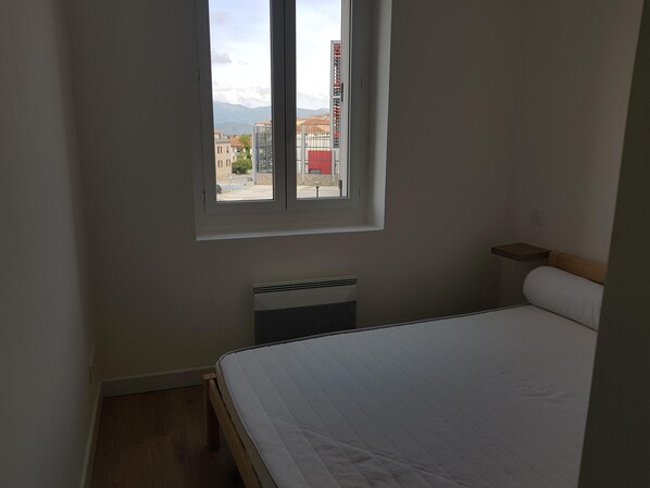 1 chambre, fer et planche à repasser