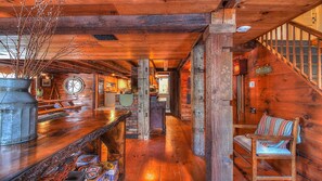 Smart TV, chimenea, libros y estéreo 