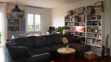 Fernseher, Videospiele, DVD-Player, Bücher