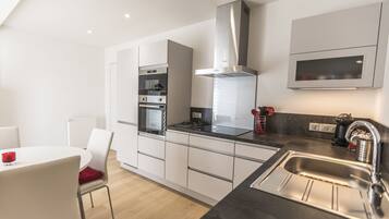 Een koelkast, een microgolfoven, een oven, een kookplaat