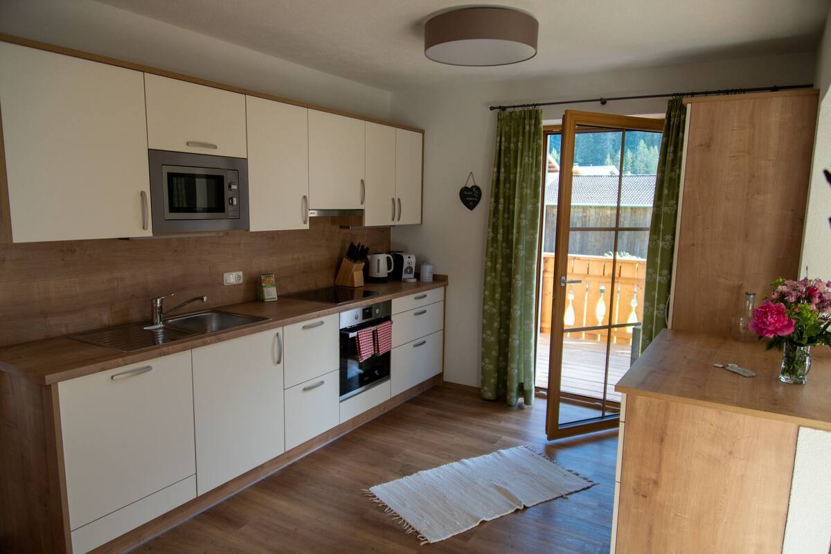 Apartment Ellenbog | Eigene Küche | Großer Kühlschrank, Mikrowelle, Ofen, Herdplatte