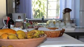 Café da manhã com buffet grátis todos os dias