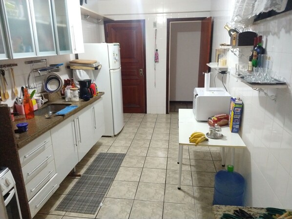 Geladeira, micro-ondas, fogão, cooktop