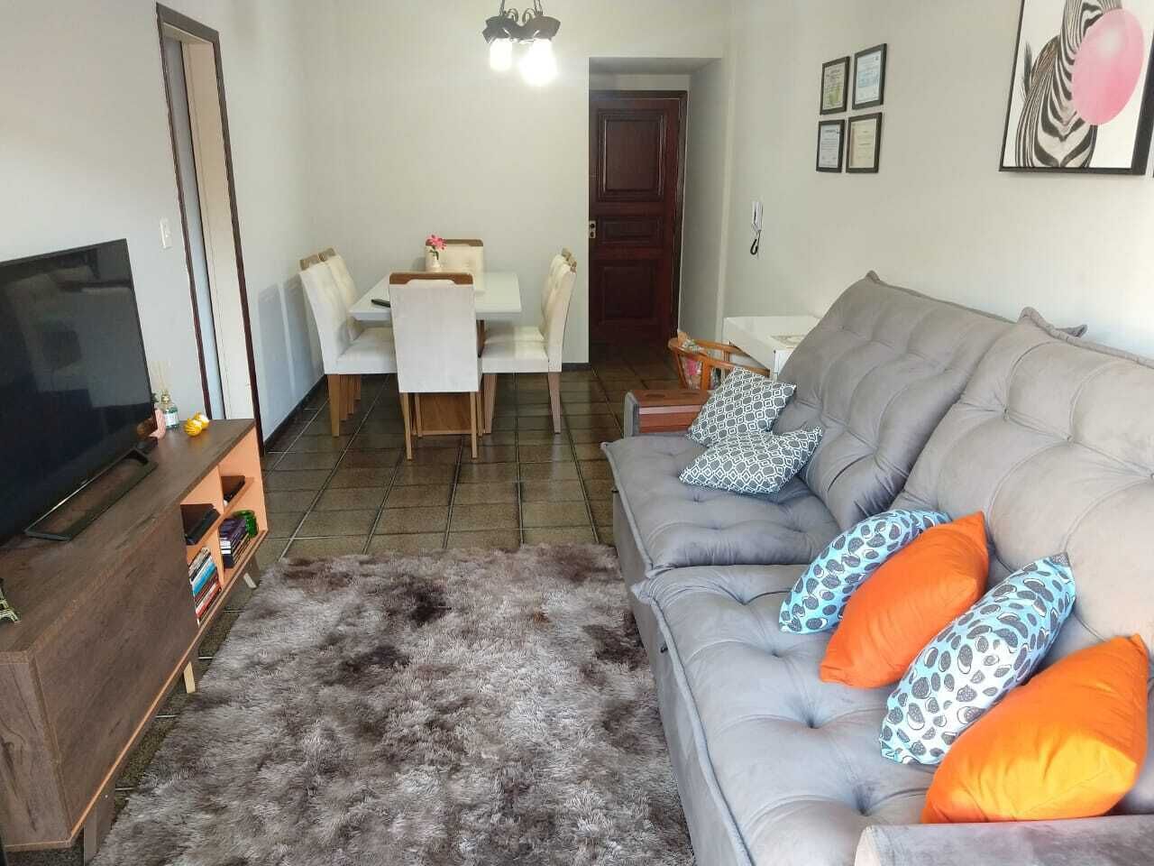 Una televisión, videojuegos, una mesa de tenis de mesa