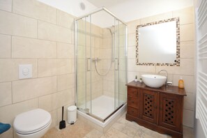Dusche, Haartrockner, Handtücher, Seife