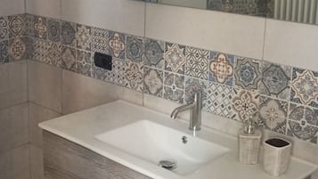 Assecador de cabells, barnussos, bidet i tovalloles