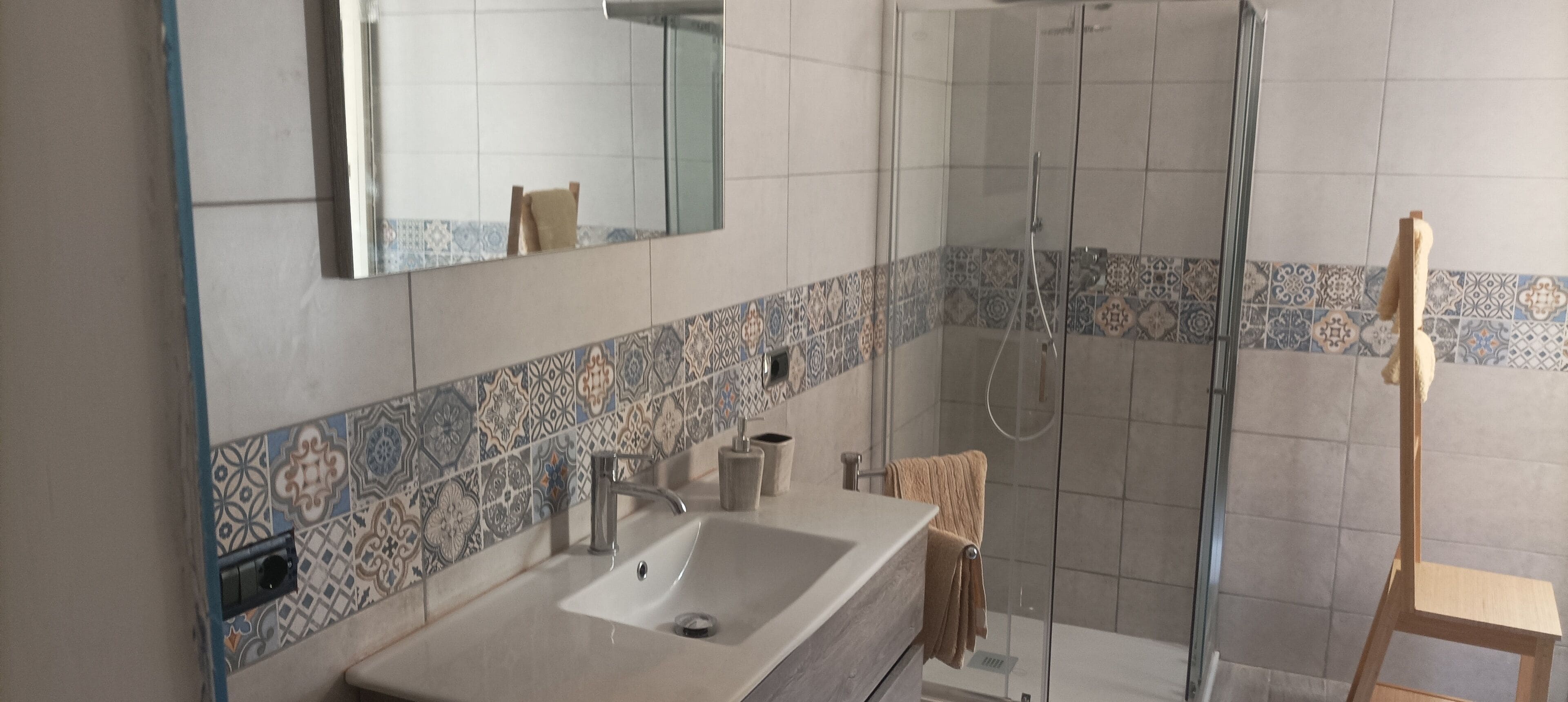 Hair dryer, bathrobes, bidet, towels