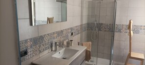 Sèche-cheveux, peignoirs, bidet, serviettes fournies