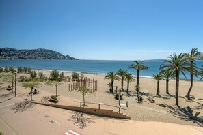 靠近海滩