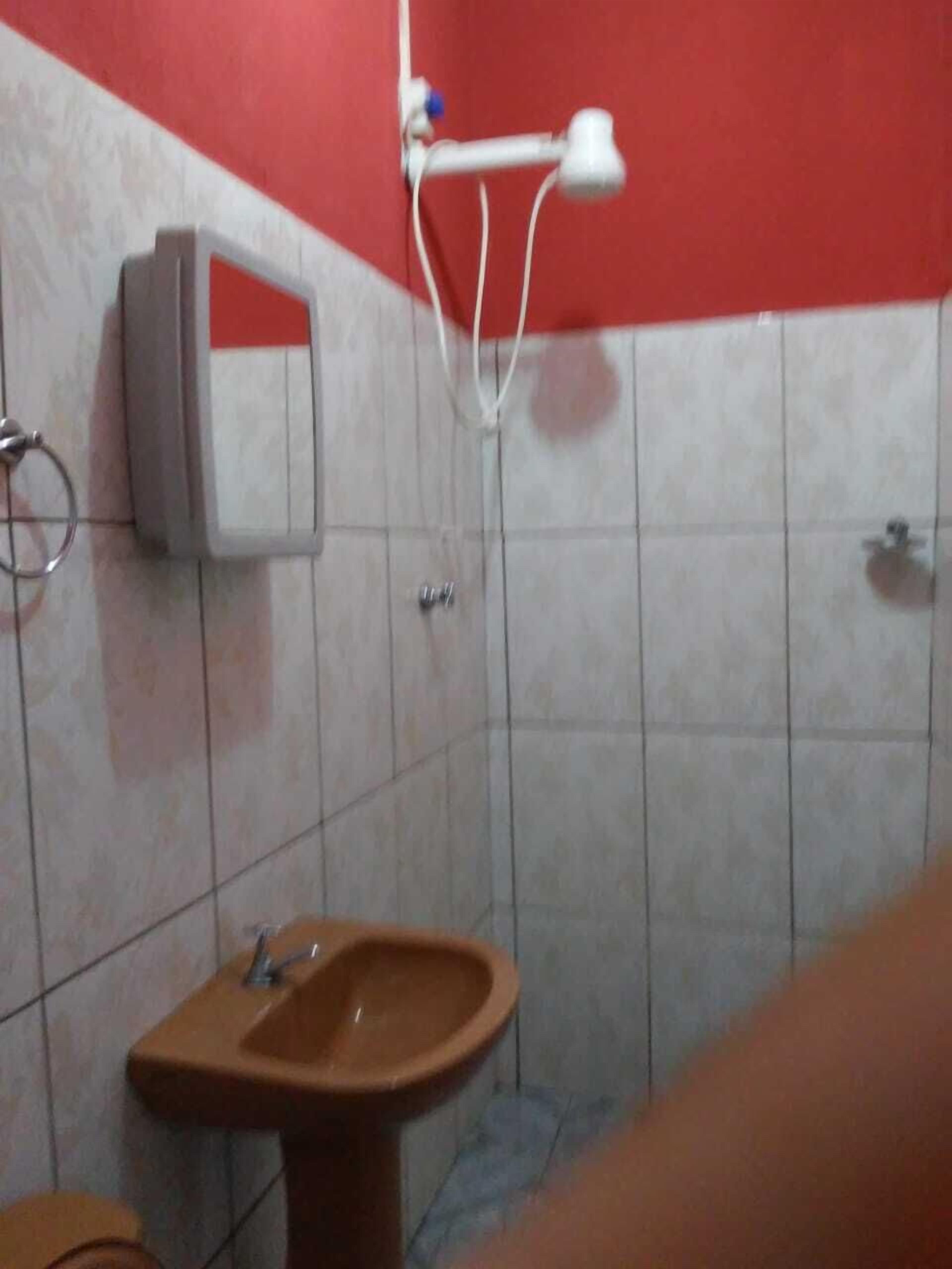 Chuveiro, toalhas de banho