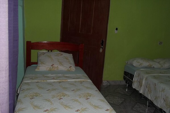 WiFi (無料)、ベッドシーツ