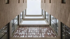 A modern building with a central open space and glass railings on the sides. - ZITU 106 (Bogotá)