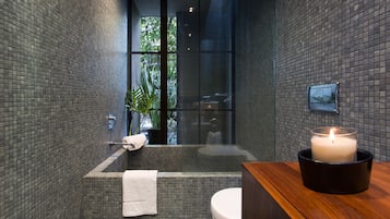 Deluxe Room, 1 Queen Bed, Courtyard View - Mateo | Baño | Regadera, pantuflas, toallas, jabón