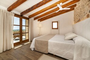 7 chambres, coffres-forts dans les chambres, bureau