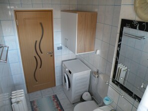 Shower, hair dryer, towels, shampoo - Maximum 5 guests - Big flat with 3 bedrooms and livingroom (Cluj-Napoca)
