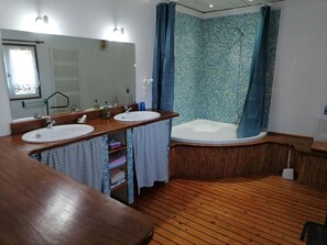 Comfort Cottage, 2 Bedrooms | Bilik Mandi | Pancuran mandi, pengering rambut 