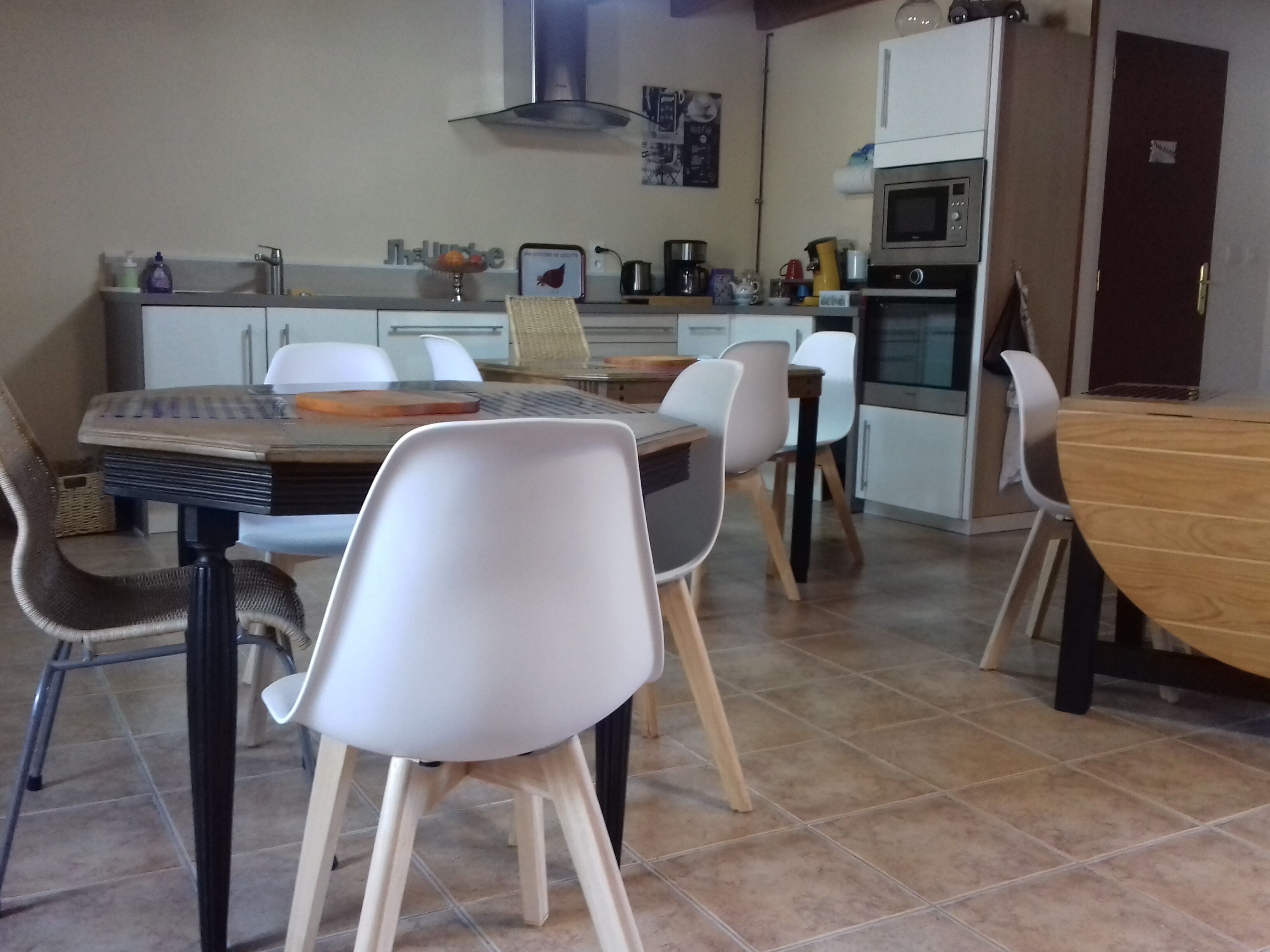 Una cocina moderna con comedor.