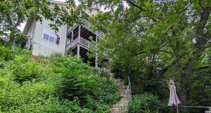 Lake House Asuminen Travis-järven hiljaisessa lahtissa