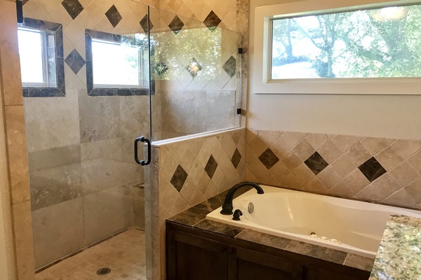 Ensemble douche/baignoire, sèche-cheveux, serviettes fournies, savon