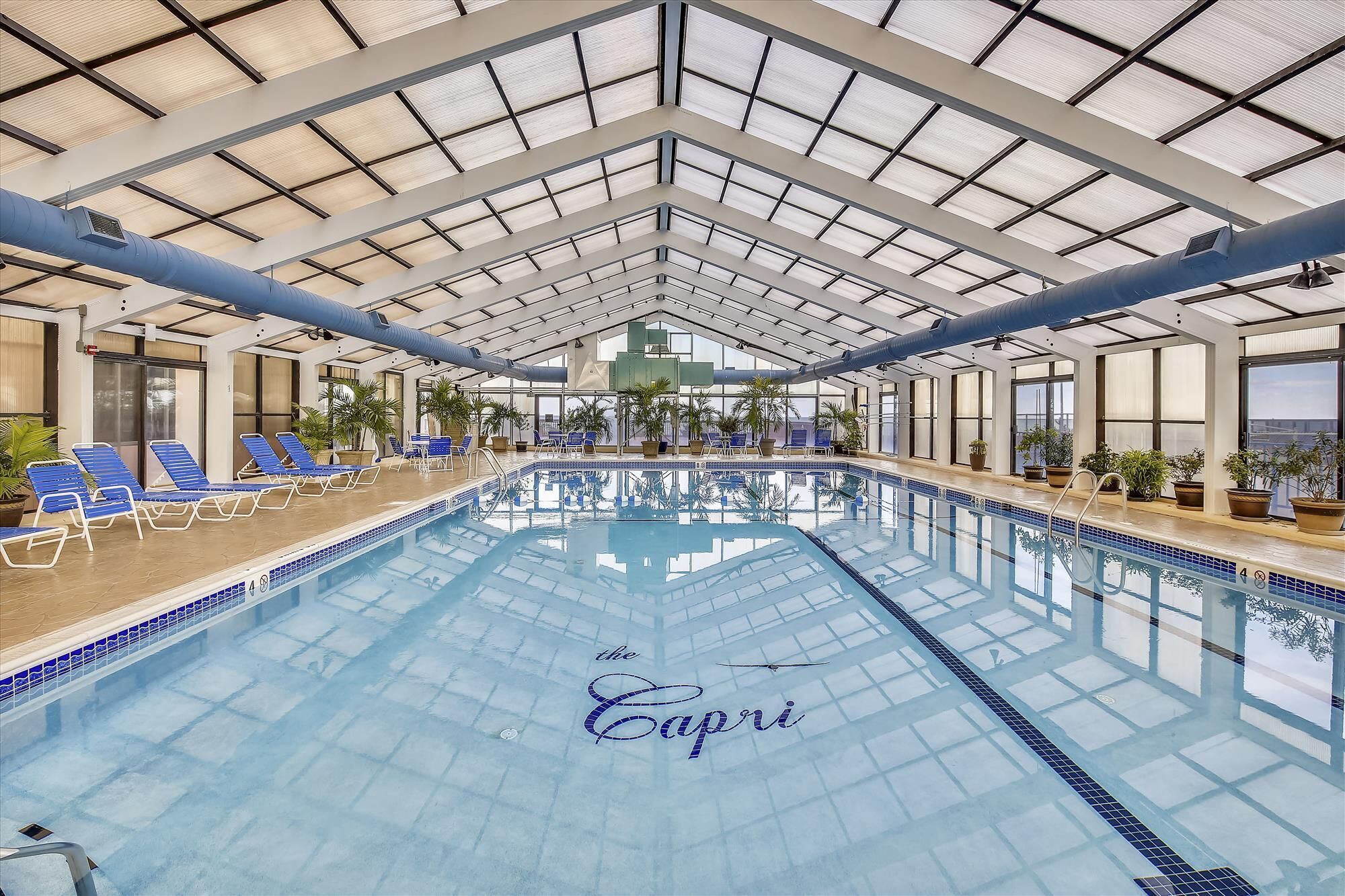 من حمّامات السباحة المغطاة