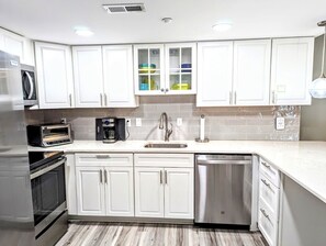 Mikrobølgeovn, oppvaskmaskin, kaffetrakter/tekoker og brødrister