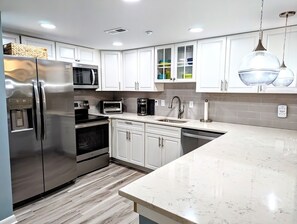 Mikrowelle, Geschirrspüler, Wasserkocher mit Kaffee-/Teezubehör, Toaster