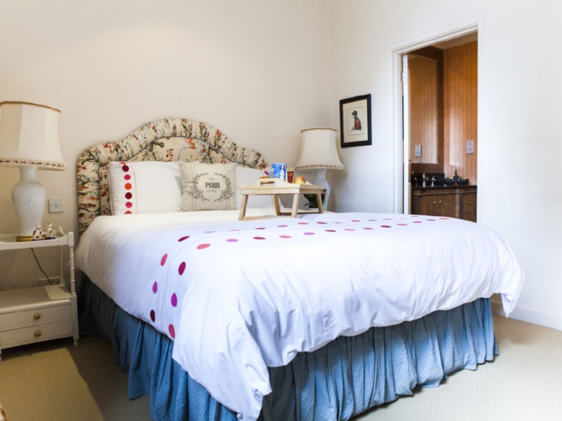 King size bed with ensuite bathroom - view on garden.