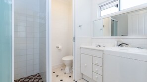 Shower, hair dryer - Blueys Beach Villa Manyana 30 (Blueys Beach)
