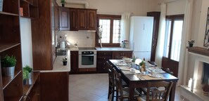 ثلاجة، ميكروويف، فرن، غسالة أطباق