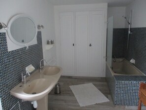 Badewanne, Haartrockner, Toilettenpapier