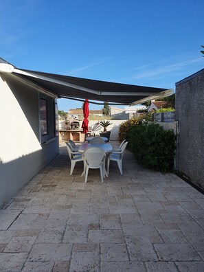 Outdoor dining - Detached house...  (La Cotiniére)