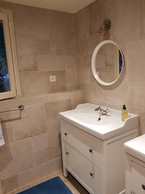 Badewanne, Haartrockner, Bidet, Handtücher