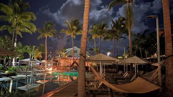 Alberca al aire libre y alberca climatizada