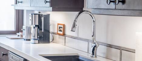 House, 2 Bedrooms | Private kitchen | Cookware/dishes/utensils