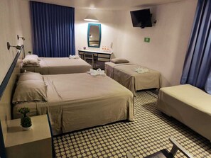 Neljän hengen huone | Työpöytä, ilmainen Wi-Fi, vuodevaatteet