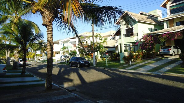 المنطقة المحيطة بالمنشأة