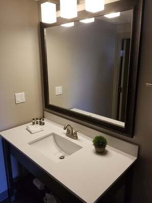 Combined shower/tub, free toiletries, hair dryer, towels - The Hotel Y (Yakima)