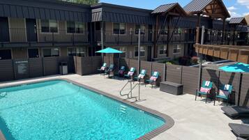Piscine extérieure (ouverte en saison), parasols de plage