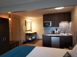 Quarto luxo, 1 cama King (King Suite) | Área de estar | TV LED 43 polegadas com canais a cabo, TV