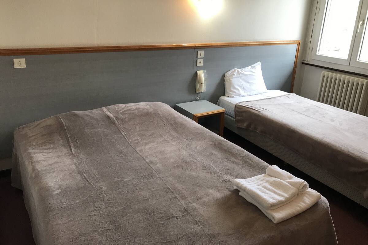 Habitación cuádruple | Escritorio, espacio para trabajar con un portátil, cortinas opacas