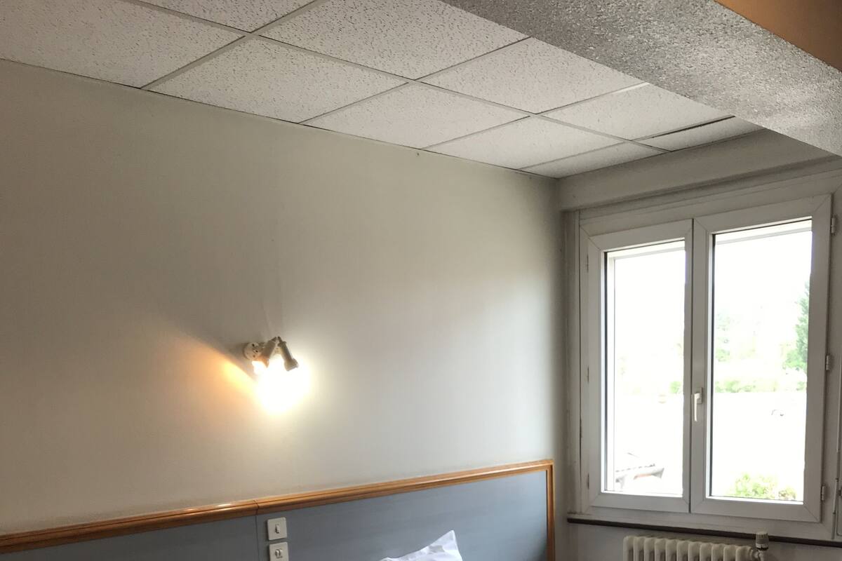 Escritorio, espacio para trabajar con un portátil, cortinas opacas