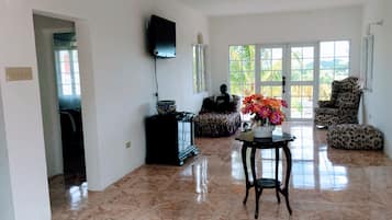 Family House, 3 Bedrooms, Non Smoking, Private Bathroom | Living area