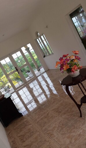 Traditional Double Room, 2 Double Beds, Non Smoking | Living area