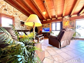 TV, fireplace