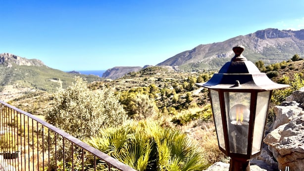 A scenic view from a balcony with a metal railing, overlooking a mountainous landscape with a clear sky. - Villa CALIMA in Benissa – 3 bedrooms, private pool, sea and mountain views, Wi-Fi and private parking (Benissa)